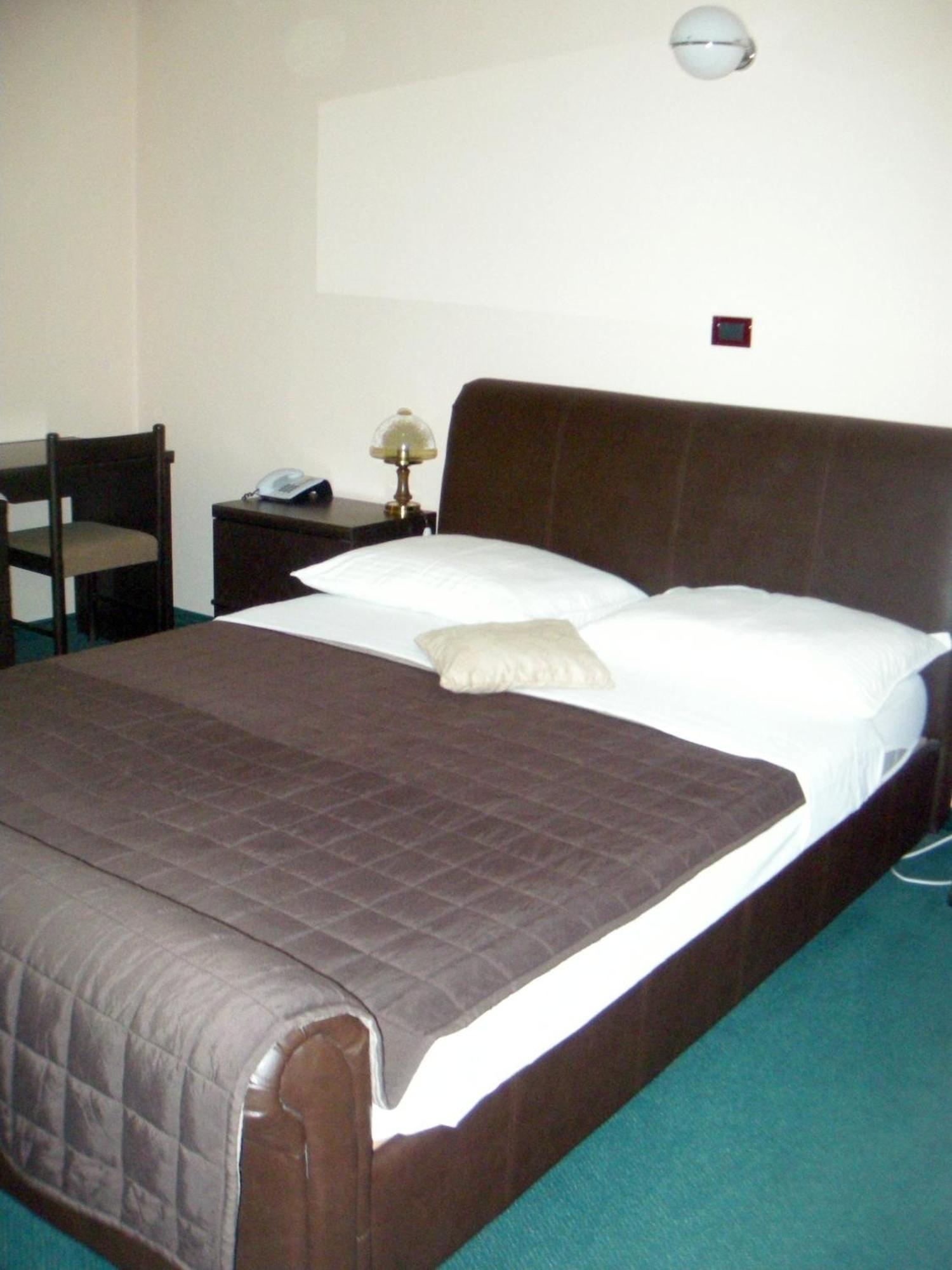 Hotel Zephyr - Plovanija บูเย ภายนอก รูปภาพ