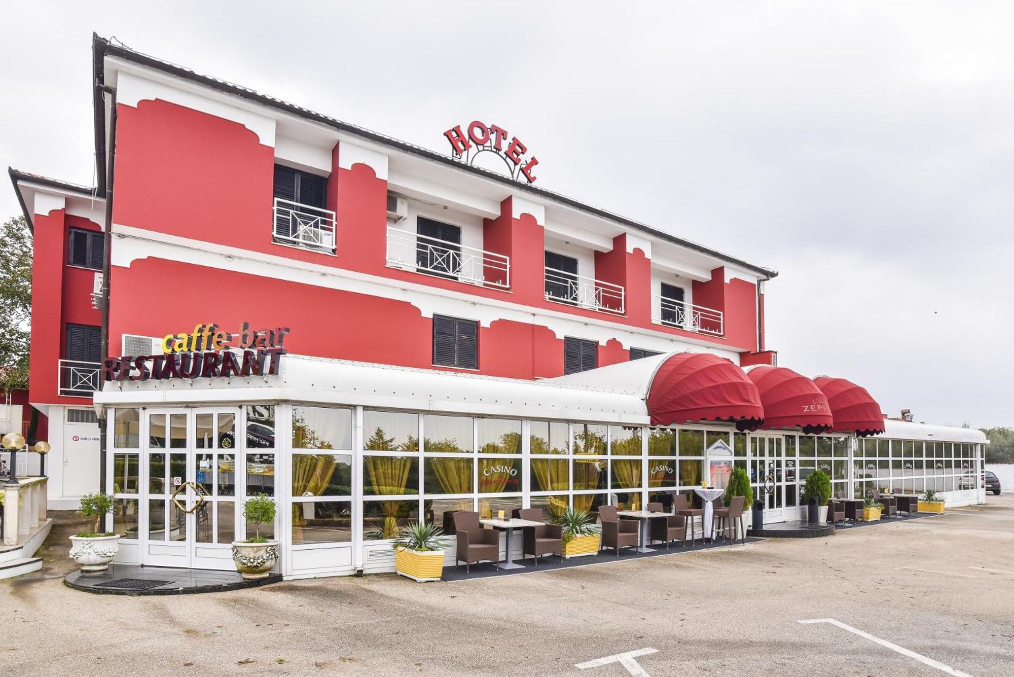 Hotel Zephyr - Plovanija บูเย ภายนอก รูปภาพ