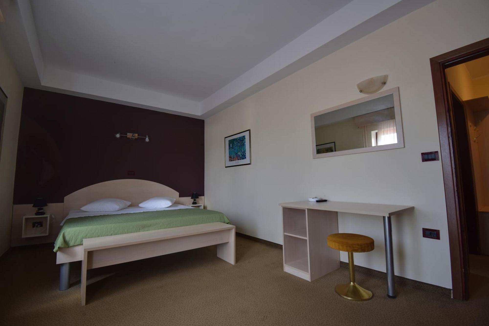 Hotel Zephyr - Plovanija บูเย ภายนอก รูปภาพ
