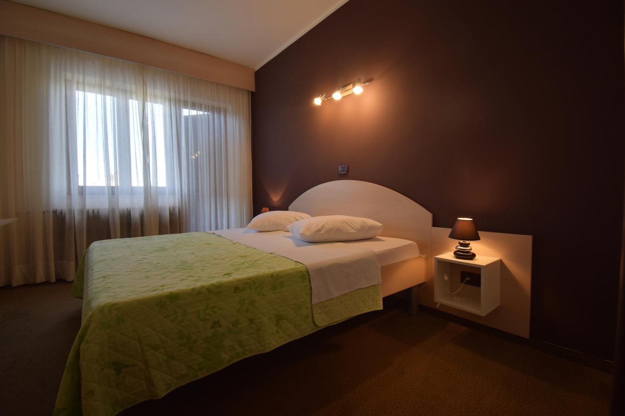 Hotel Zephyr - Plovanija บูเย ภายนอก รูปภาพ